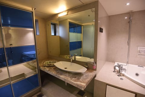 Suite Room With Jacuzzi and Minibar | Bathroom | Free toiletries, towels, soap, shampoo