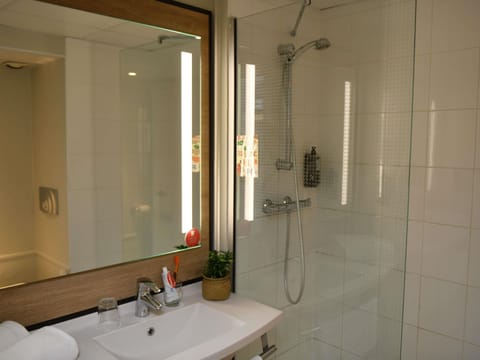 Standard Room, 1 Double Bed | In-room safe, desk, soundproofing, iron/ironing board