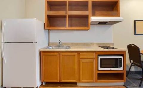 Full-size fridge, microwave, stovetop