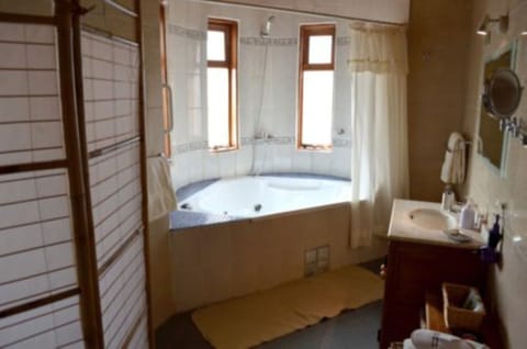 Superior Double Room, 1 Double Bed, Non Smoking, Garden View | Bathroom | Shower, free toiletries, hair dryer, towels