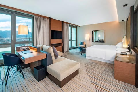 Executive Room, 1 Double Bed | Premium bedding, minibar, in-room safe, desk