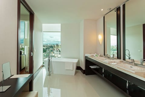 Suite | Bathroom | Shower, rainfall showerhead, eco-friendly toiletries, hair dryer