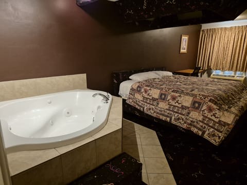 Standard Room, 1 King Bed, Non Smoking (Jetted Tub) | Jetted tub