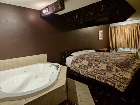 Standard Room, 1 King Bed, Non Smoking (Jetted Tub) | Desk, iron/ironing board, free WiFi, bed sheets