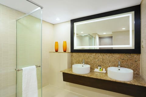 Executive Suite, 1 King Bed | Bathroom | Eco-friendly toiletries, hair dryer, towels