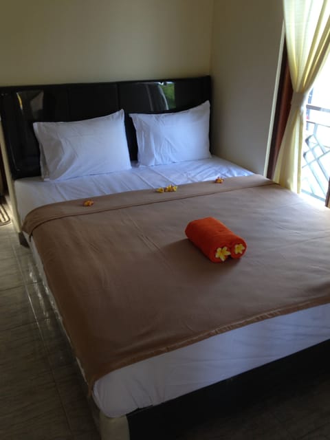 Basic Room, 1 Queen Bed, Garden View | Desk, free WiFi