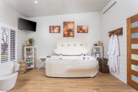 Couples treatment rooms, body treatments, hydrotherapy, aromatherapy