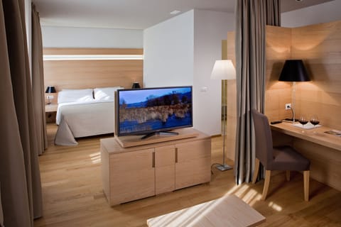 Junior Suite | Minibar, in-room safe, desk, free WiFi