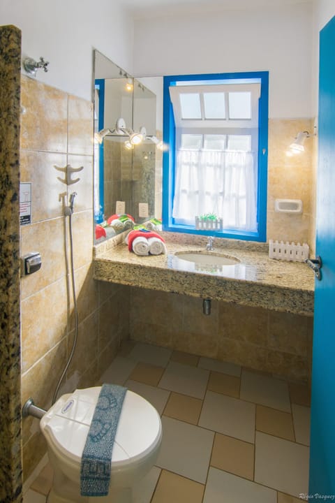 Shower, rainfall showerhead, free toiletries, towels