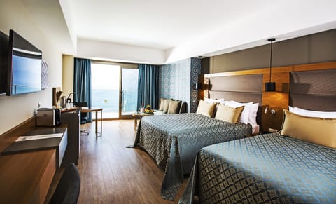 Deluxe Room | Premium bedding, minibar, in-room safe, desk