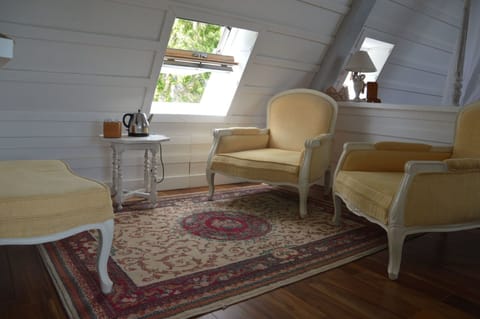 Deluxe Suite (Colza) | Living area | Flat-screen TV, DVD player