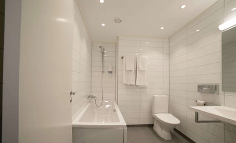 Combined shower/tub, hair dryer, towels