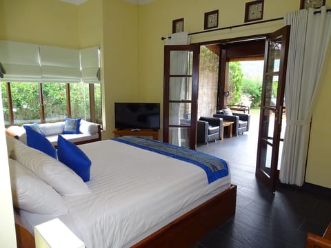 Superior Double Room, 1 King Bed, Pool Access, Pool View | 1 bedroom, minibar, in-room safe, desk