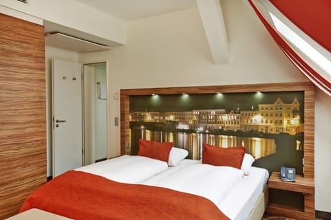 Deluxe Double Room | In-room safe, desk, soundproofing, iron/ironing board