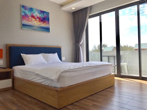 Standard Double Room, 1 King Bed, Non Smoking | Premium bedding, minibar, in-room safe, individually decorated