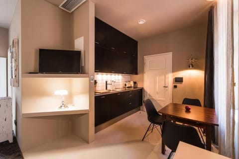 Studio (Apartment) | Private kitchen | Fridge, stovetop, dishwasher, coffee/tea maker