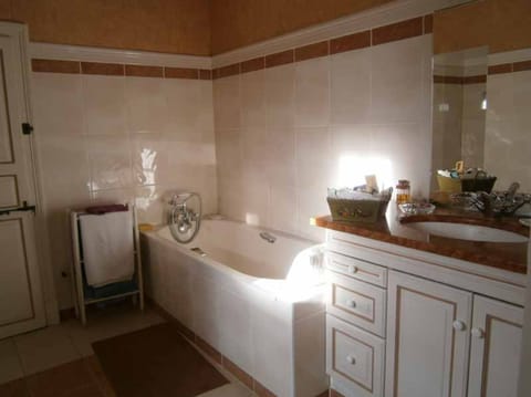 Double or Twin Room (Bleue) | Bathroom | Free toiletries, towels