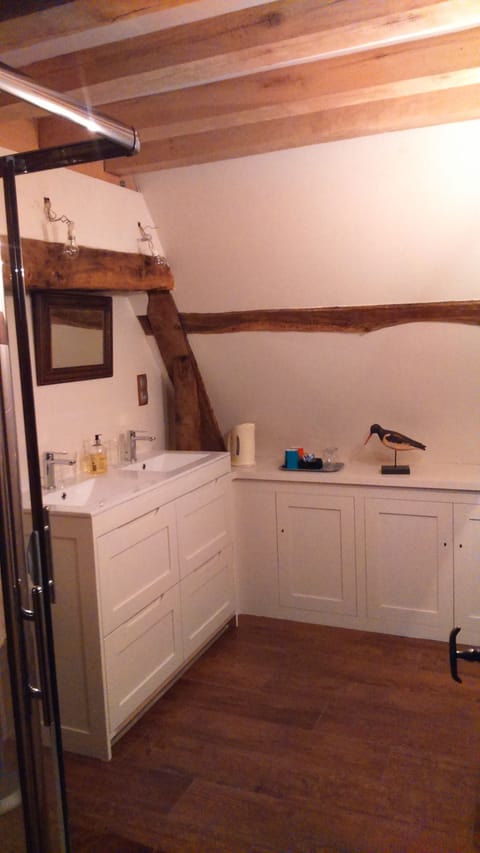 Deluxe Double Room (Mousquetaire) | Bathroom sink