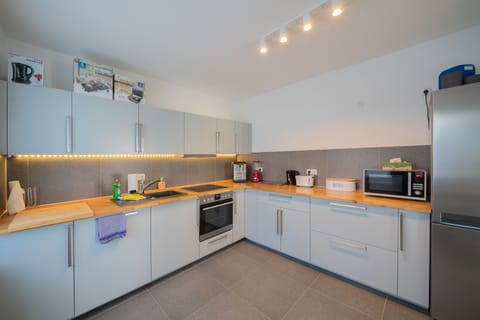 Deluxe Apartment (10) | Private kitchen | Full-size fridge, microwave, stovetop, coffee/tea maker