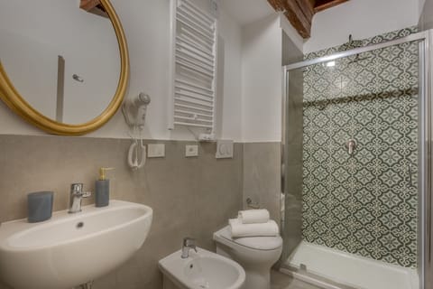 Comfort Double Room | Bathroom | Shower, free toiletries, hair dryer, bidet