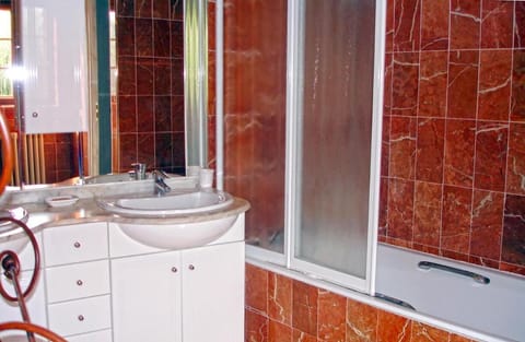 Bathtub, hair dryer, towels