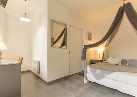 Double Room (Le Cygne) | Individually decorated, individually furnished, blackout drapes