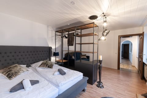 Comfort Condo (incl. Cleaning Fee 30€) | Premium bedding, desk, blackout drapes, soundproofing