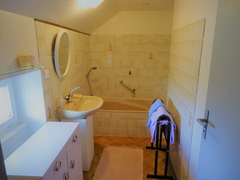 Classic Double Room (Capuccine) | Bathroom | Towels