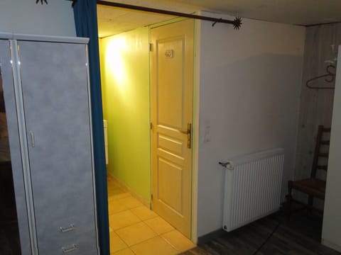 Family Studio Suite | Bathroom | Shower, free toiletries, hair dryer, towels