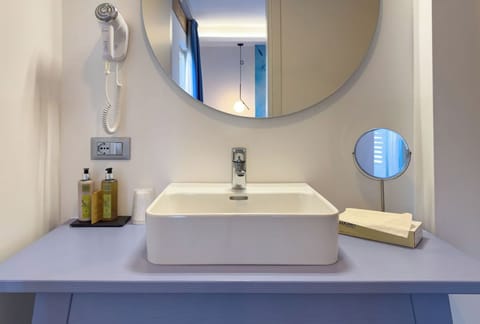 Comfort Double Room, 1 King Bed | Bathroom | Free toiletries, hair dryer, bidet, towels