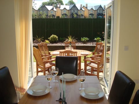 House, 4 Bedrooms | In-room dining