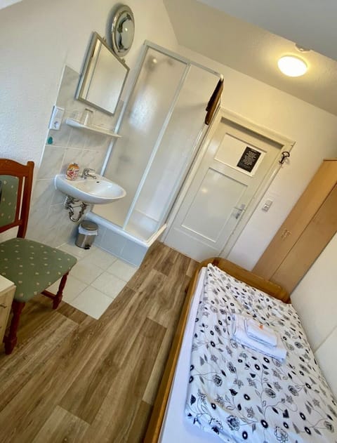 Single Room | Desk, blackout drapes, free WiFi, bed sheets