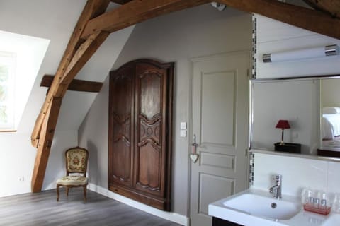 Family Suite (Chantecler) | Bathroom amenities | Shower, rainfall showerhead, towels