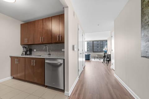 Luxury Studio | Private kitchen | Fridge, microwave, oven, stovetop