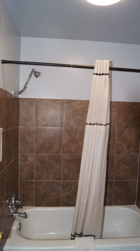 Combined shower/tub, deep soaking tub, free toiletries, hair dryer