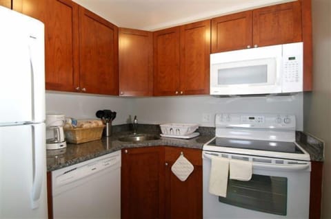 Superior Room, 1 King Bed | Private kitchen | Fridge, microwave, oven, stovetop