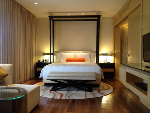 Executive Suite, 1 King Bed, Non Smoking, Executive Level | Hypo-allergenic bedding, memory foam beds, minibar, in-room safe