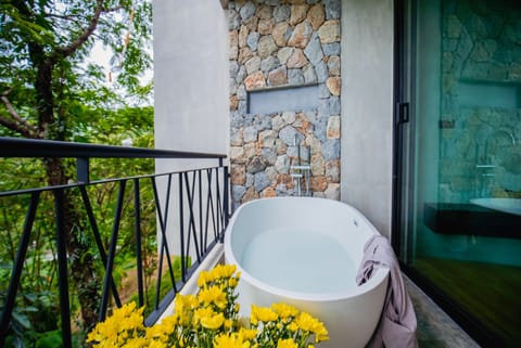 Honeymoon Suite, Bathtub | Balcony