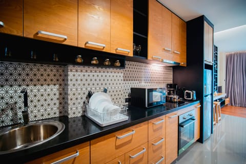 Grand Deluxe | Private kitchen | Fridge, microwave, oven, stovetop