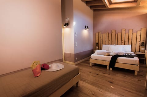 Exclusive Triple Room (Gladiolo) | Frette Italian sheets, premium bedding, down comforters, pillowtop beds