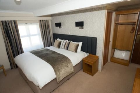 Superior Double Room | Desk, blackout drapes, iron/ironing board, free WiFi