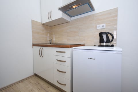 City Apartment, 1 Bedroom | Private kitchen | Fridge, stovetop, coffee/tea maker, electric kettle