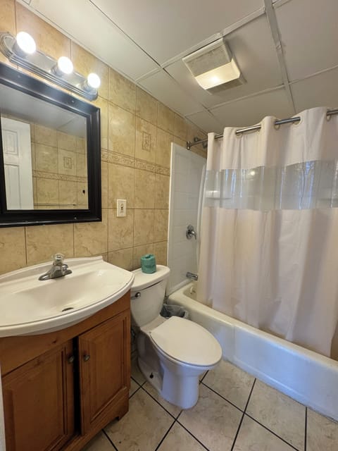 Suite | Bathroom | Combined shower/tub, free toiletries, towels