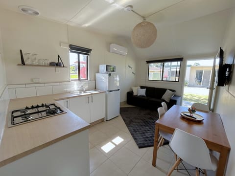 Standard Bungalow | Private kitchen | Fridge, microwave, cookware/dishes/utensils