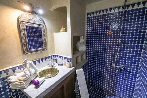 Deluxe Quadruple Room (Chefchaouen) | Bathroom | Shower, rainfall showerhead, free toiletries, hair dryer