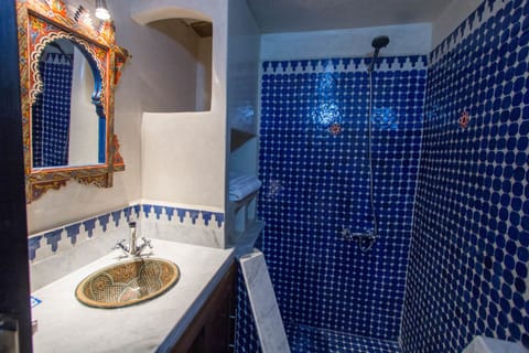 Deluxe Quadruple Room (Chefchaouen) | Bathroom | Shower, rainfall showerhead, free toiletries, hair dryer