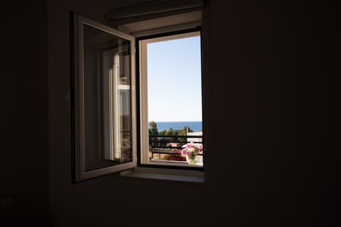 Standard Apartment, 1 Bedroom, Non Smoking, Sea View | Individually decorated, individually furnished, blackout drapes