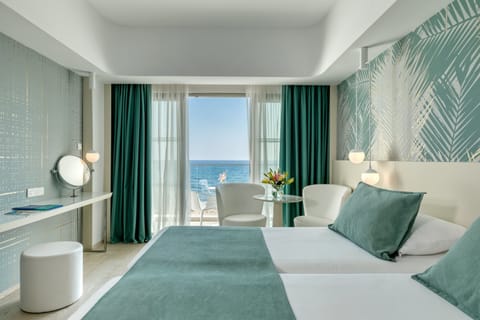 Superior Room, Sea View | Premium bedding, minibar, in-room safe, soundproofing