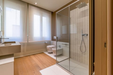 Deluxe Room, 1 Queen Bed, Non Smoking | Bathroom | Shower, free toiletries, hair dryer, bidet