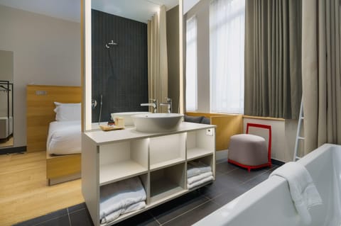 Signature Double Room, 1 Queen Bed, Bathtub | Premium bedding, in-room safe, individually decorated